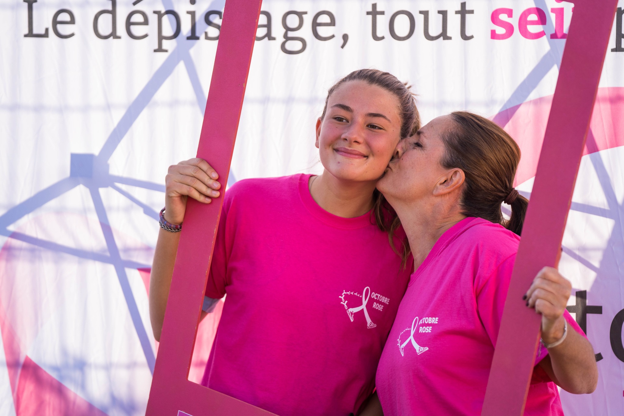 deux femmes lors de la semaine d'octobre rose pour lutter contre le cancer du sein