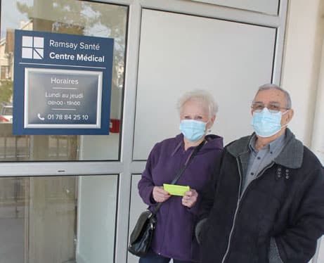 un couple de patients devant le centre médical Ramsey Santé à Ris-Orangis